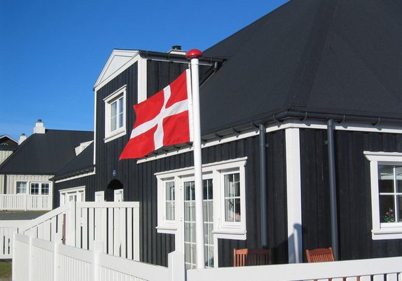 Hus med dansk flagga